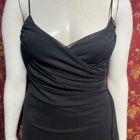 B. Smart Black Gown - Picture 3 of 7